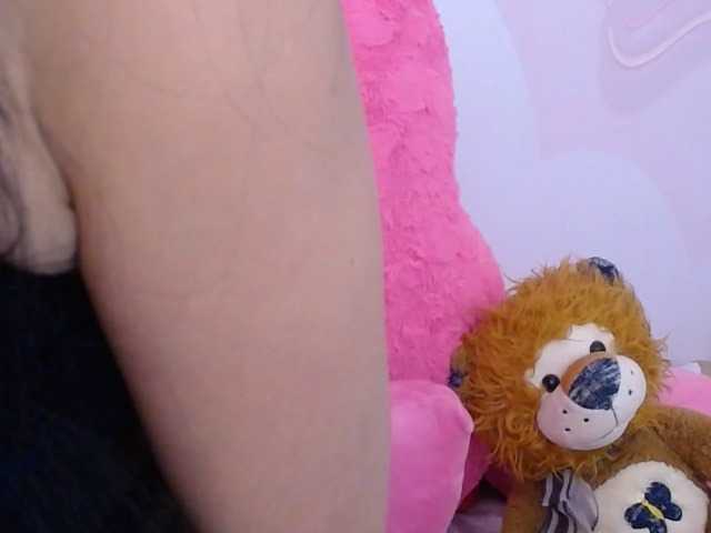 Oddajajo posnetke zaslona Shari-Cherry