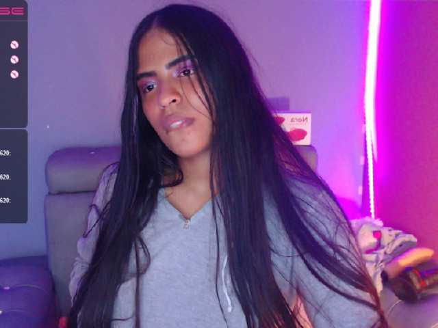 Oddajajo posnetke zaslona Shay-mitchell