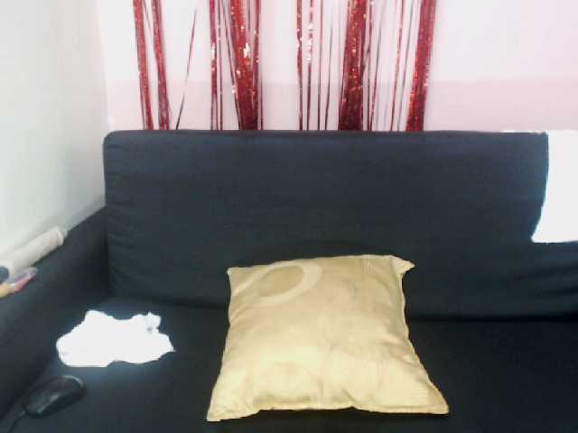 Oddajajo posnetke zaslona ShaylaSexx