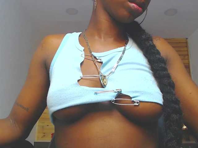 Oddajajo posnetke zaslona ShaylaSexx