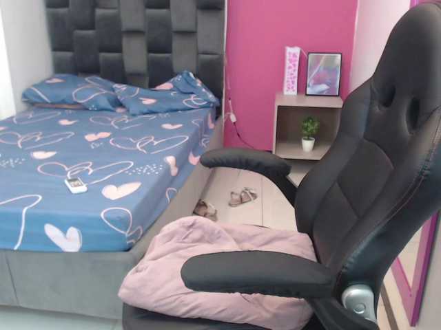 Oddajajo posnetke zaslona ShaylaSexx