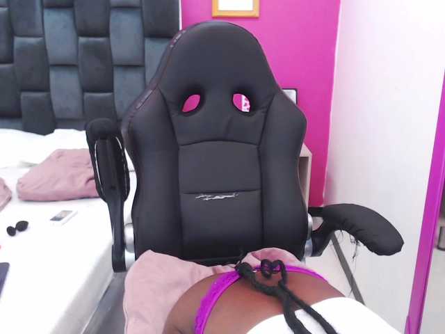 Oddajajo posnetke zaslona ShaylaSexx