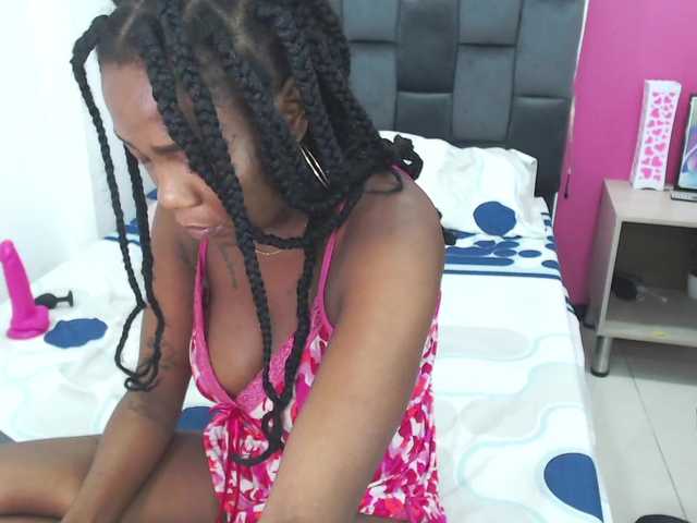 Oddajajo posnetke zaslona ShaylaSexx