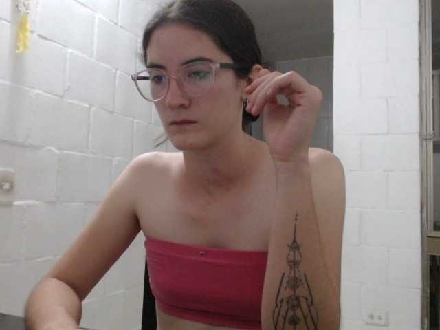 Fotografije SophiaHydes play and spit tits, naked all my little body for 10min #pettite #hot #18 #cumforme