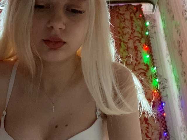 Oddajajo posnetke zaslona SweetErikaOh