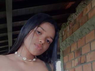 Erotični video klepet Tiny-Annie