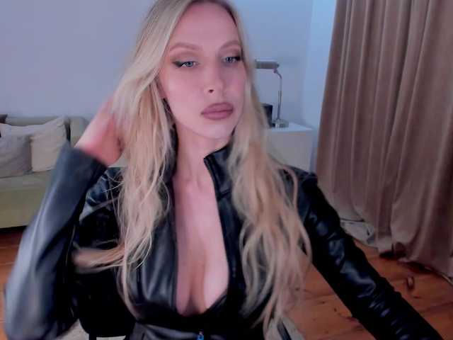 Oddajajo posnetke zaslona ToxicBlonde