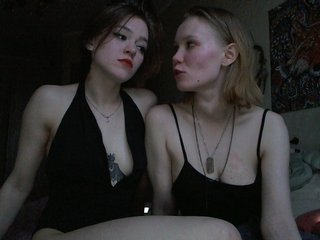 Oddajajo posnetke zaslona TreshGirls