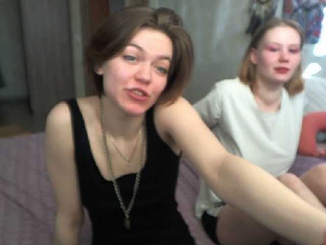 Oddajajo posnetke zaslona TreshGirls