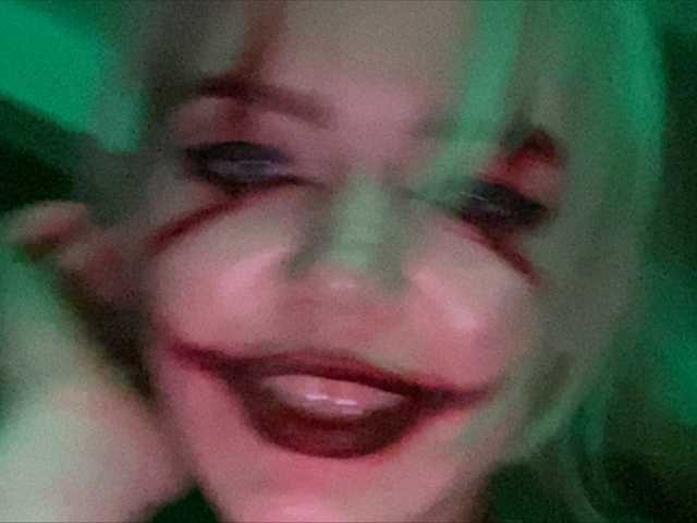 Oddajajo posnetke zaslona TreshGirls