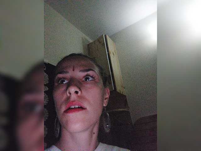 Oddajajo posnetke zaslona TreshGirls