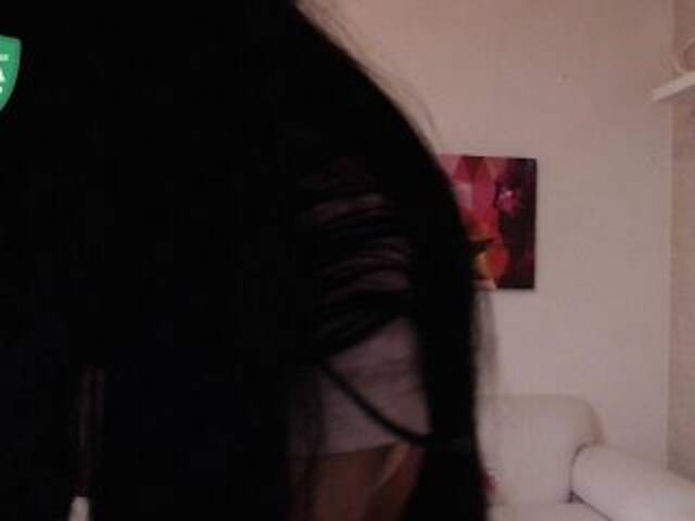 Oddajajo posnetke zaslona ValenHilton