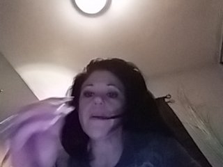 Fotografije xoHarleyxo Been traveling all day to get to family's house that smells funny and is dead quiet. My pussy is wet and I'm super horny.....