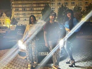 Erotični video klepet xtripletemptationx