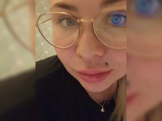Oddajajo posnetke zaslona YourFunnyBlondiee
